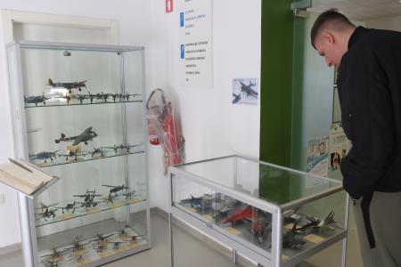 RAZSTAVLJENI MODELI VOJAŠKIH LETAL 02 FOTO LJUBO VUKELIČ